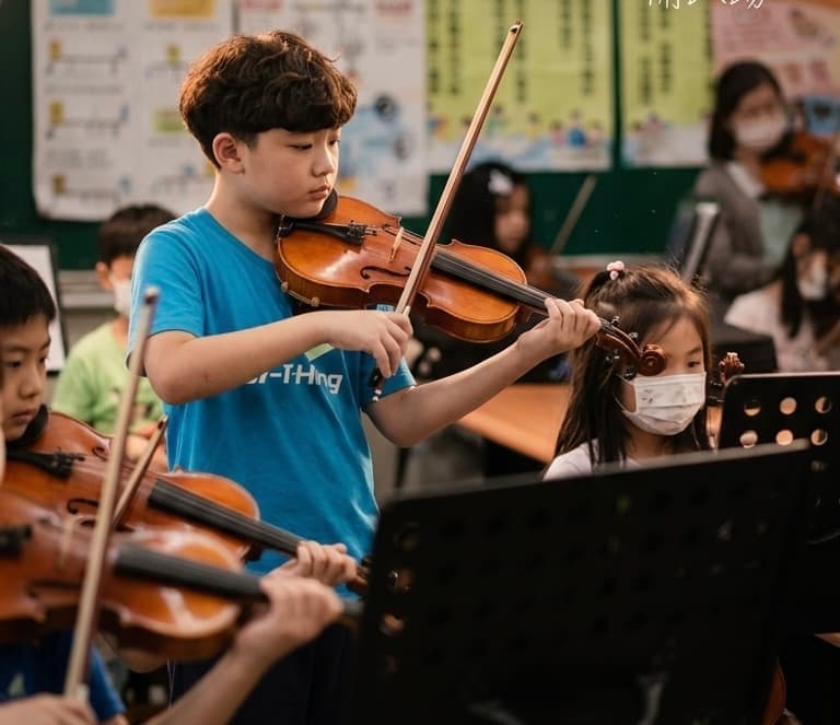 趣音樂工坊小提琴表演班學生演奏畫面